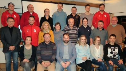 Bild: bsc
In den nächsten zwei Jahren wieder an der Spitze des Turn- und Sportvereins: Der Hauptvorstand mit (vorne von links) Hauptkassier Anja Schultes, zweitem Vorsitzenden Helmut Radimerski, erstem Vorsitzenden Johannes Härtl und Schriftführerin Anna Härtl. Die beiden Bürgermeister Gottfried Härtl (mittlere Reihe, rechts) und Oskar Schuster (links) wünschten viel Glück und sportlichen Erfolg.