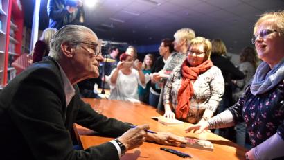 Bild: Florian Miedl
Die Damen stehen Schlange, um ein persönlich signiertes Buch von Sky du Mont zu bekommen. Gut gelaunt kommt der Filmstar und Autor den Wünschen gerne nach.