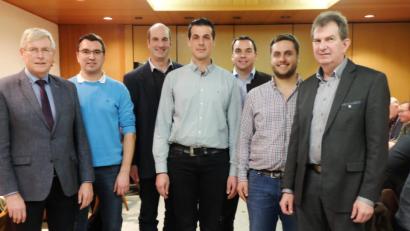 Bild: ohr
Der stellvertretende EG-Vorsitzende Florian Mauerer (Mitte), leitete die Jahreshauptversammlung. Zu Sach- und Fachthemen referierten (von links), Georg Mayer, Christian Beer, Thomas Zirngibl, Ludwig Neff und Andre Nagler. Rechts im Bild Geschäftsführer Josef Irlbacher.