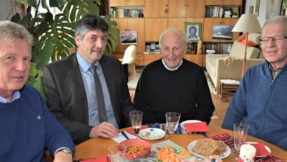 Bild: rgr
Pfarrer Hans Bayer konnte am Freitag viele Glückwünsche zu seinem 85. Geburtstag entgegen nehmen. Das Bild zeigt von links: Gerald Morgenstern, Bürgermeister Edgar Knobloch, Pfarrer Hans Bayer und Bernhard Greiner.