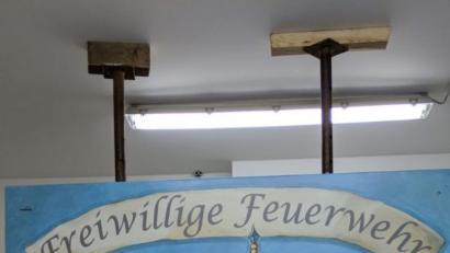 Bild: gi
Das von der Kirchenmalerin Monika Müllner erstellte Gemälde des heiligen Florian soll in Kürze am Feuerwehrhaus in Saubersrieth angebracht werden, wenn es die Wehr dann noch gibt.