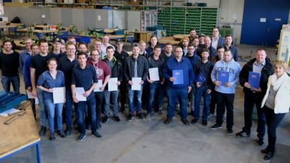 Bild: Hirsch
43 Lehrlinge aus 14 Betrieben erhielten im BBZ ihre Zeugnisse.