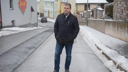 Bild: Gabi Schönberger
Bürgermeister Karlheinz Budnik ist froh, dass es mit der Ortsdurchfahrt in Neuhaus losgeht. Sowohl Wurzer als auch Schönfichter Straße werden gemeinsam mit dem Landkreis mit Millionenaufwand erneuert. 	Bild: Schönberger