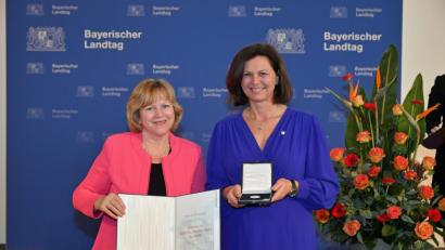 Bild: Bayerischer Landtag, Rolf Poss
Petra Dettenhöfer (links) bekommt von Landtagspräsidentin Ilse Aigner die Verfassungsmedaille in Silber