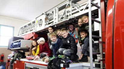 Bild: njn
Die Schüler der 3 a informierten sich im Feuerwehrhaus über die Arbeit der Feuerwehr.