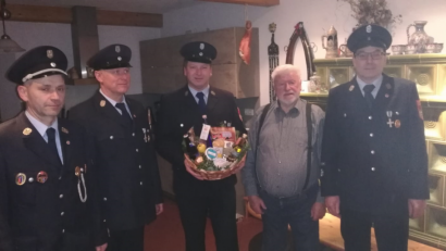 Bild: exb
Jubilar Alert Schicker (Zweiter von rechts) zusammen mit der Delegation der Feuerwehr Münchenreuth.