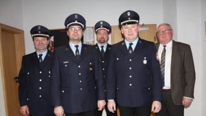 Bild: frd
Bei der Feuerwehr Wildeppenried bleiben (vorne, von links) Kommandant Michael Schlagenhaufer und sein Stellvertreter Stefan Hammerer am Ruder. Zur Wiederwahl gratulierten (im Hintergrund, von rechts) Bürgermeister Heinz Weigl, Kreisbrandmeister Peter Killermann und Vorsitzender Christian Eckl.