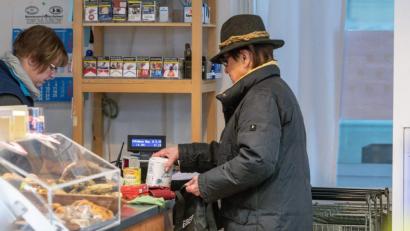 Bild: Armin Weigel
Eine Kundin steht an der Kasse im Eisensteiner Dorfladen (Kreis Regen).