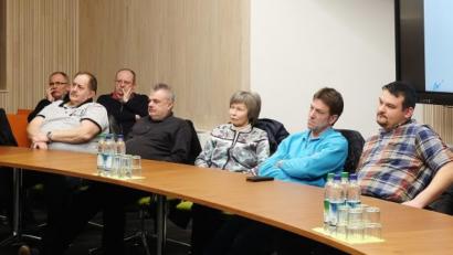 Bild: ohr
Im Sitzungssaal des Rathauses Schwarzenfeld verfolgten die Bewohner von Brensdorf aufmerksam die Darstellungen der Fachleute des Wasserwirtschaftsamts Weiden und der Verwaltung zum Hochwasserschutz/Naabtalplan in ihrem Ortsteil. Unter den Zuhörer waren natürlich auch Gemeinderäte.