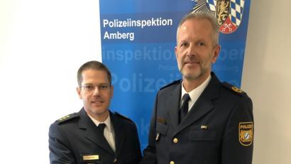 Bild: piam
Thomas Lachner (links) ist neuer Leiter der Polizeiinspektion Amberg. Polizeivizepräsident Thomas Schöniger gratulierte am Freitag.