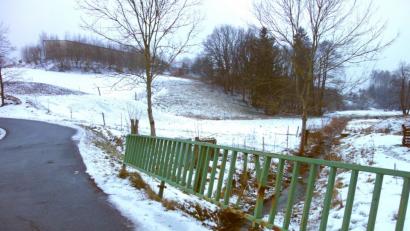 Bild: fjo
Die Brücke über den Raunetbach bei Ödkührieth erhält in Kürze ein neues Geländer. Der Marktrat beauftragte den ortsansässigen Metallbauer Konrad Zetzl mit der Fertigung.