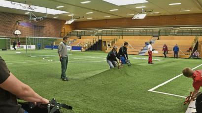 Bild: no
Ein eingespieltes Helfer-Team sorgt dafür, dass der Kunstrasen zur Zufriedenheit der Fußballer richtig verlegt wird.