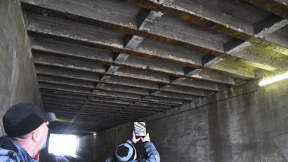 Bild: Petra Hartl
Ein Mann fotografiert den Schaden an der Brücke in der Kokereistraße in Amberg.