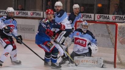 Bild: gb
Gefahr vor dem Weidener Kasten: Die Blue Devils verloren am Freitagabend das Derby bei den Selber Wölfen mit 1:6.