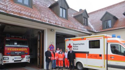 Bild: Stefanie Gradl
Seit Januar sind Feuerwehr und BRK gemeinsam im Vilsecker Feuerwehrhaus untergebracht. Bürgermeister Hans-Martin Schertl (rechts) besichtigt zusammen mit BRK-Kreisgeschäftsführer Sebatian Schaller (links), dem Leiter des BRK-Rettungsdienstes im Landkreis, Erwin Gräml (Zweiter von links) und BRK-Wachleiter Bernd Voggenreither (Mitte) das neue Rettungszentrum.