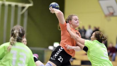 Bild: Hubert Ziegle
Pia Ludwig von der HG Amberg (Mitte) bei einem Wurf. Die Ambergerinnen bräuchten nach zehn Niederlagen am Stück dringend wieder einmal ein Erfolgserlebnis.