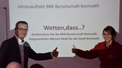 Bild: mde
„Top, die Wette gilt!“, mit diesen Worten, per Handschlag und mit mit erhobenem Daumen schließen Bürgermeister Werner Nickl für die Stadt Kemnath und BRK-Bereitschaftsleiterin Kristina Konz eine Wette ab, die beiden eine Herzensangelegenheit ist.