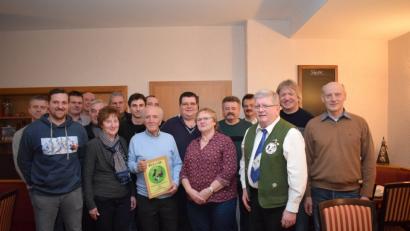 Bild: bnr
Eine verjüngte Führungsmannschaft unter Regie von Hans Kiener führt künftig den Geflügelzuchtverein. Unser Bild zeigt in der vorderen Reihe von links zweiten Vorsitzenden Patric Simon, Schriftführerin Johanna Wegerer, Jubilar Ernst Paa, Kassenwart Maria Schreier, Vorsitzenden Hans Kiener und Dritten Bürgermeister Hubert Betz.