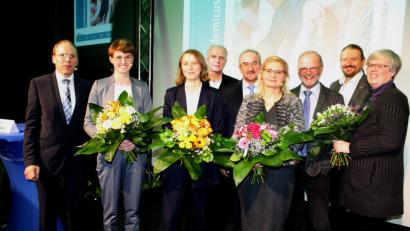 Bild: lg
Schulleiter Ludwig Pfeiffer (links) bedankt sich zusammen mit Studiendirektorin Christine Paschen (rechts) bei den Diskussionspartnern und den Moderatorinnen des informativen und unterhaltsamen Gesprächsabends. Die Podiumsdiskussion zum Wandel in der Medienwelt hat die Abiturmesse "Academicus Live" eröffnet.