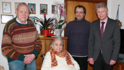 Bild: lk
Jubilarin Erika Franz mit (von links) Ehemann Georg, Sohn Heinrich und Bürgermeister Lothar Müller.