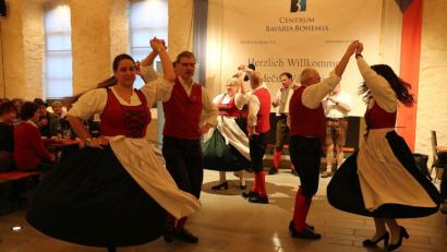 Bild: eib
Schwungvoll geht's beim Volkstanz- und Volksmusiknachmittag im Centrum Bavaria Bohemia. Die Mitglieder der Volkstanzgruppe Schönsee (Bild) zeigen ein breites Repertoire an Oberpfälzer Tänzen und holen auch immer wieder Gäste aus dem Publikum zum Mittanzen.
