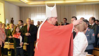 Bild: Gabi Schönberger
Auf Wunsch der Malteser gibt Diözesanbischof Rudolf Voderholzer während des Pontifikalgottesdiensts in der Hauskapelle jedem Mitarbeiter im Hospiz den Einzelsegen, hier Leiterin Susanne Wagner.