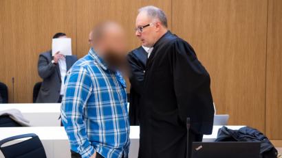 Bild: Sven Hoppe/dpa
Der inzwischen nach Bosnien-Herzegowina abgeschobene Salafisten-Prediger Izzuddin J. (vorne, links) und sein Anwalt Jochen Thielmann (vorne, rechts) warten am 9. November 2017 im Verhandlungssaal des Oberlandesgericht in München auf den Prozessbeginn.
