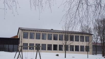 Bild: mmj
Das ehemalige Schulgebäude in Weiding. Im Frühjahr beginnt möchte die Gemeinde die Sanierung des 1962/63 erbauten Trakts in Angriff nehmen.