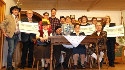 Bild: agr
Die Darsteller übergaben die Spenden an Hans Osterholt (Zweiter von links), Petra Waldhauser (rechts) und Sieglinde Neft (Vierte von rechts).