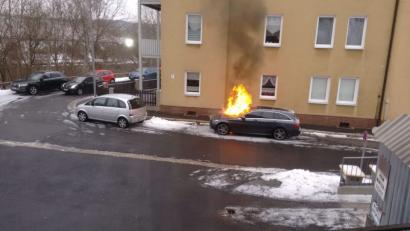 Bild: exb
Totalschaden entstand an dem Mercedes bei einem Motorbrand am Freitag in Waldsassen.