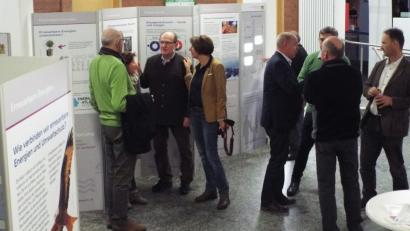 Bild: e
Bei der Ausstellungseröffnung.