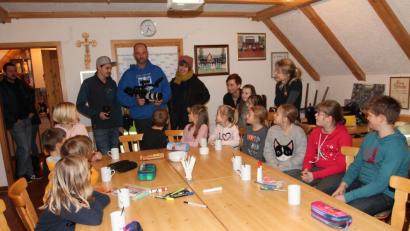 Bild: pi
Die Buben und Mädchen der Neudorfer Kinderfeuerwehr erzählen dem BR-Kamerateam für die Fernsehsendung „Quer“ unter anderem, wie viel Spaß ihnen das Ehrenamt macht.
