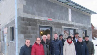 Bild: fg
Vor Ort überzeugt sich der Hirschauer Bauausschuss unter Leitung von Bürgermeister Hermann Falk (Fünfter von links) vom Fortschritt der Arbeiten am Gemeinschaftshaus in Burgstall. Ortssprecher Hans Scharl (links) und Georg Riß (Dritter von links) erläutern das Bauvorhaben.