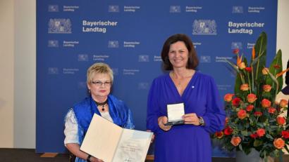 Bild: Rolf Poss/exb
Hanna Schertl (links) hat im Maximilianeum in München die Bayerische Verfassungsmedaille bekommen. Landtagspräsidentin Ilse Aigner überreichte die seltene Auszeichnung.