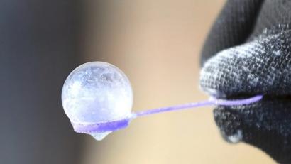 Bild: Jackson Forderer
Eine Seifenblase gefriert am Ende des Stäbchens.