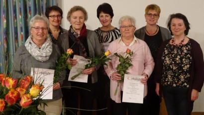 Bild: le
Die langjährigen Mitglieder des Evangelischen Frauenbunds mit (von links) Sieglinde Schätzler, Vorsitzender Christa Riedel, Sophie Meierhöfer, Erika Bock, Sieglinde Sommer, Geschäftsführerin Katharina Geiger und zweiter Vorsitzender Elisabeth Market.