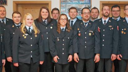 Bild: sön
Dem neuen Vorstand des Feuerwehrvereins Thanheim mit Vorsitzendem Markus Färber und dessen Stellvertreter Andreas Schoppe (vorne, Vierter und Fünfter von links) gratulieren Bürgermeister Markus Dollacker (rechts), KBI Hubert Blödt und KBM Jürgen Ehrnsberger (von links).