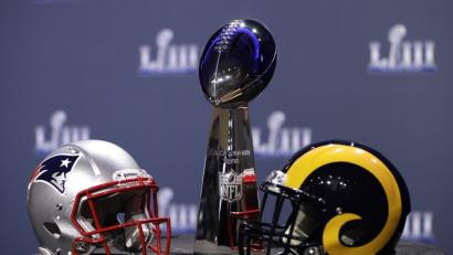 Bild: David J. Phillip/AP/dpa
Die Vince Lombardi Trophy, der Pokal, den der Sieger des Super Bowls erhält.