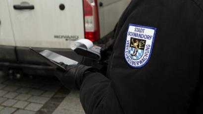 Bild: Hösamer
Die Mitarbeiter der Verkehrsüberwachung sind normalerweise nur bis 18 Uhr unterwegs. Sporadisch werden sie aber auch abends nach Falschparkern Ausschau halten.