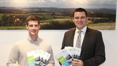 Bild: exb
Landrat Thomas Ebeling (rechts) und der ÖPNV-Beauftragte am Landratsamt Schwandorf, Dominik Hauser, stellen den Taschenfahrplan 2019 vor.