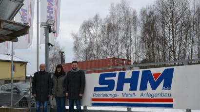 Bild: rti
Die SHM Rohrleitungs-, Metall- und Anlagenbau GmbH ist nun eine 100-prozentige Tochter der SM-Energy GmbH. Darüber informieren (von rechts) SM-Energy-Geschäftsführer Markus Sporrer, Gisela Seitz von SHM und Harald Schedl, Prokurist bei SM-Energy.