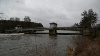 Bild: Hösamer
Das Stauwehr in Dachelhofen wird abgerissen und durch eine raue Rampe ersetzt. Die Stauhöhe soll so aufrecht erhalten werden, um Schäden durch sinkende Grundwasserspiegel zu vermeiden.