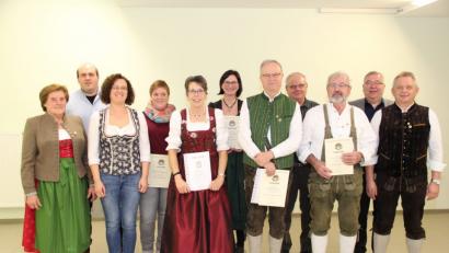 Bild: ffl
Der Schützenverein Ehenbachtaler aus Holzhammer ehrt langjährige Mitglieder (von links): OSB-Vizepräsidentin Herta Zeiler, Dominik Strähl, Michaela Prüll, Maria Schanderl, Monika Friedl, Monika Schlosser, Berthold Pinzer, Johann Schmidt, Ehrenschützenmeister Peter Friedl, Bürgermeister Reindl und Vorsitzender Hans-Jürgen Ulrich.