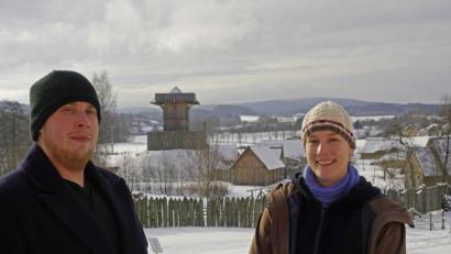 Bild: tr
Die Archäologen Dr. Julia Gräf und Josef Ježek wollen die Besucherzahlen im Geschichtspark Bärnau-Tachov durch noch mehr qualifizierte Führungen für Schüler und Erwachsene erhöhen. Dazu werden weitere Museumsführer gebraucht. Eine Ausbildung dazu beginnt demnächst.