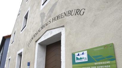 Bild: Petra Hartl
Das Fledermaushaus in Hohenburg mit der Großen Hufeisennase wurde als offizielles Projekt der UN-Dekade Biologische Vielfalt ausgezeichnet.