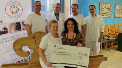 Bild: exb
Marina Frister (vorne, r.) vom Bunten Kreis Nordoberpfalz kann sich über eine Spende von 350 Euro vom Team der Radiologie um Petra Meissner (vorne, l.), Dr. Thomas Finkenzeller, (hinten, l.), Leiter des Neuroradiologischen Zentrums Nordostbayern, Chefarzt Prof. Dr. Christian Paetzel (hinten, 2.v.r.) und leitendem Oberarzt Dr. Karl Scheibl (hinten, r.) freuen. Auch Dr. Fritz Schneble (hinten, 2.v.l., Chefarzt der Kinderklinik, freut sich über die Spende der Kolleginnen und Kollegen. Bild: Kliniken Nordoberpfalz AG.)