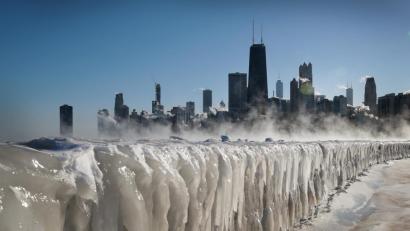 Bild: Scott Olson/Getty Images/AFP
Die Kältewelle in den USA ließ das Ufer des Lake Michigans bei Chicago vereisen.