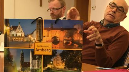 Bild: ihl
Josef Pürner erklärt die Vorzüge der Ortstasche und denkt laut darüber nach, was alles hineinpasst.