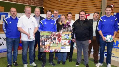 Bild: no
Ehrung mit (von links) SVI-Vorsitzendem Martin Luber, Raiba-Vorstand Martin Sachsenhauser, Landrat Richard Reisinger, Holger Kellner, Bürgermeister Michael Göth, Marion Kellner, Raiba-Vorstand Erich Übler, Kreisspielleiter Albert Kellner, Illschwangs Bürgermeister Dieter Dehling und Florian Roth vom Organisationsteam.