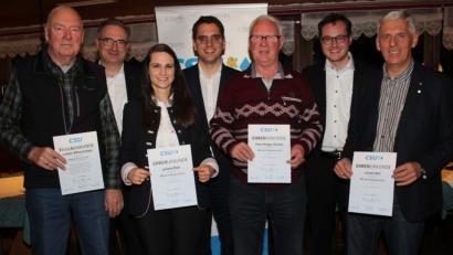 Bild: frd
Lothar Schatz (mit Urkunden von links), Juliane Ried, Hans-Holger Knittel und Lorenz Reil wurden für langjährige Mitgliedschaft ausgezeichnet. Dazu gratulierten auch (hinten von links) MdL Alexander Flierl, Europawahl-Kandidat Christian Doleschal und Ortsvorsitzender Tobias Ehrenfried.